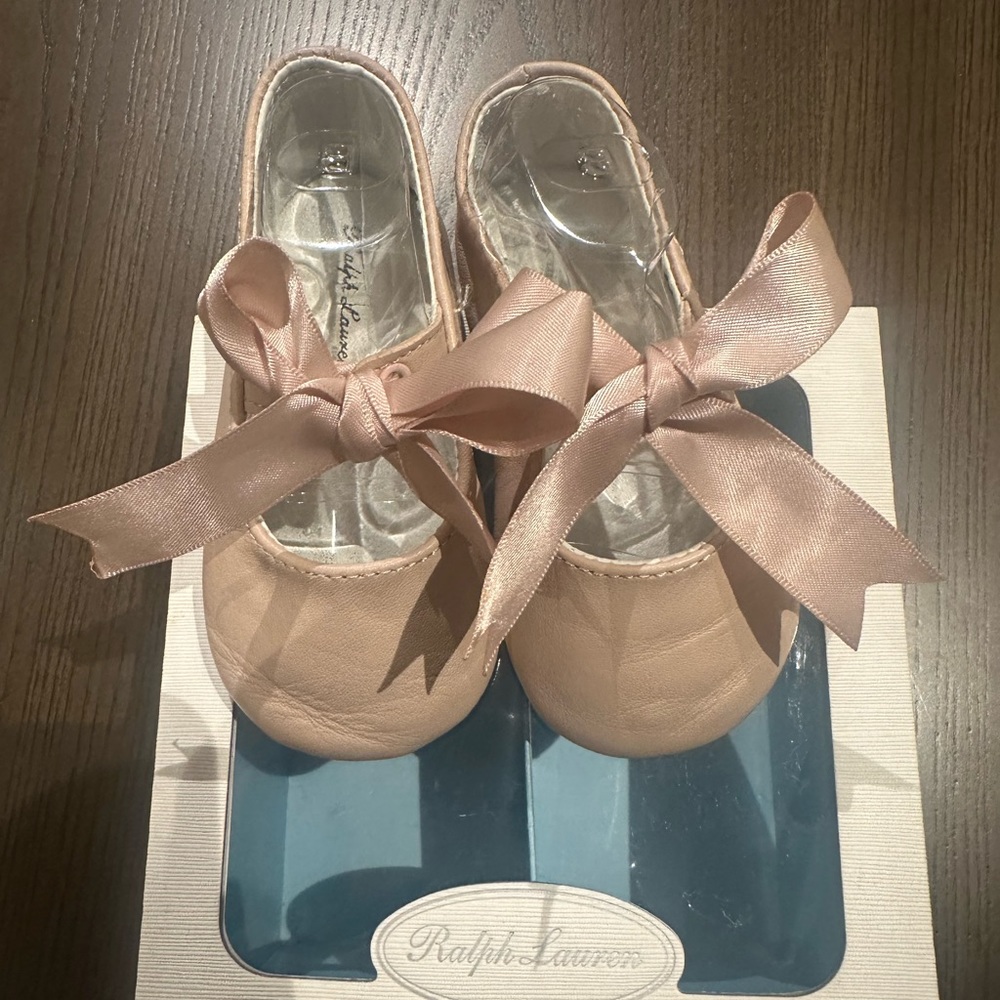 Ralph Lauren Ballets Flats (Crib Shoes, size 4)